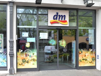 Una tienda de la droguería dm en Friedberg, cerca de Fráncfort, en Alemania.