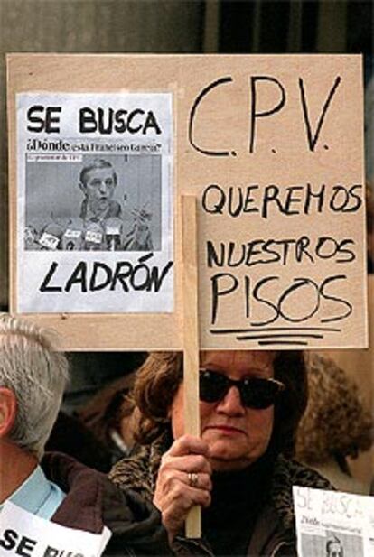 Una mujer afectada por el <I>caso CPV</i> portaba una pancarta contra el director general de la promotora.