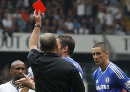 El árbitro expulsa a Torres.