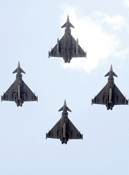 Cuatro aviones Eurofighter pertenecientes al Ejército han participado en la exhibición aérea junto a otras 47 naves militares.