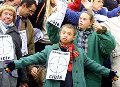 Niños discapacitados, acompañados de familiares, protestaron ayer en París ante el Tribunal de Casación.