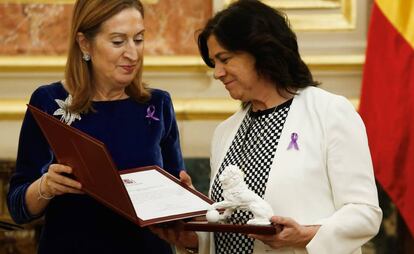 La presidenta del Parlamento entrega el premio a Lucía Méndez.