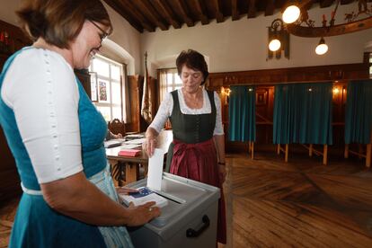 Ciudadanas alemanas vestidas con trajes tradicionales bávaros en un centro electoral de Schliersee, este domingo.