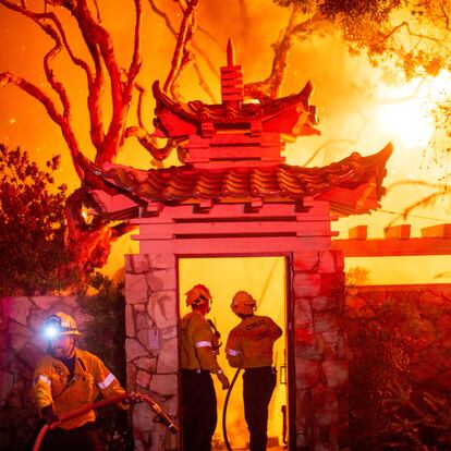 Los bomberos luchas contra las llamas de 'Palisades', el incendio al oeste de Los Ángeles.