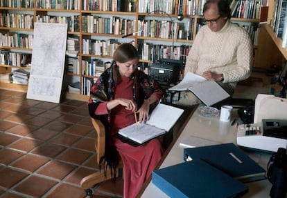 Joan Didion junto a su marido, John Gregory Dunne, trabajando juntos en la biblioteca de su casa en Malibú, en 1972.