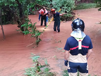 Bomberos de la Diputación de Soria rescatan a dos personas aisladas por la crecida del río en Caracena, este jueves.