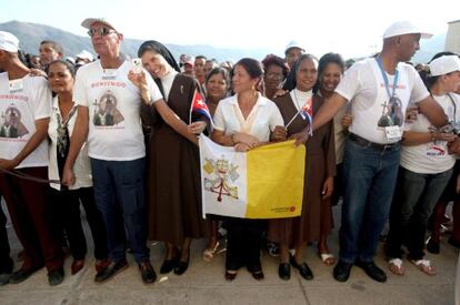 Un grupo de fieles espera al Papa en Santiago de Cuba.