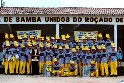 Numa época em que ninguém esperava que matuto fizesse carnaval, mas eles ousaram e, na ânsia de serem aceitos, desenvolveram um processo cultural que acabou por remodelar a identidade de toda a cidade. Inspiraram a criação de uma nova escola de samba na cidade, chamada Mocidade Independente do Sanharol, e uma série de blocos. Ajudaram a transformar Várzea Alegre em um polo carnavalesco no meio do sertão cearense. Mas o que a escola ensinou vai além. A Antônio de Souza Neto, componente mais antigo da bateria, ensinou o que é a emoção. “Eu sei o que é emoção porque o cabra que sai na bateria sente, e eu já tenho mais de 40 anos de Esurd. Eu sinto quando pego o instrumento e lembro que foi meu pai (Antonito) quem ajudou a fazer o movimento. Eu desfilo porque acho bom mesmo, nasci dentro da escola e não sei se um dia vou sair não. É que nem o samba que Nonato de tio Pedro fez e diz assim: ‘Orgulho de uma grande tradição, de uma gente tão humilde, que sabe o que é emoção’. A gente sabe”.