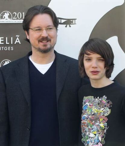 El director estadounidense Matt Reeves acompañado del actor australiano Kodi Smith- McPhee, a la derecha,  posan para los medios esta mañana durante la presentación de la película Dejame entrar en el Festival Internacional de Cine Fantástico de Sitges 2010.