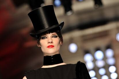 El accesorio masculino elegido para realzar la masculinidad de sus modelos fue el sombrero de copa.