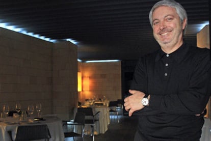 Juan Miguel Sola, propietario del restaurante La Manduca de Azagra, en su local, diseñado por el arquitecto Patxi Mangado.