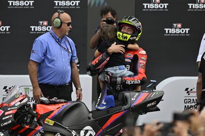 Aleix Espargaró celebra junto a su hijo la victoria en el GP de Cataluña de Moto GP, en 2023.