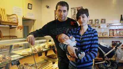 Jordi Cabau, Raquel P&eacute;rez y su hijo Asier, de dos meses.