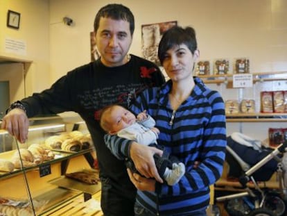 Jordi Cabau, Raquel P&eacute;rez y su hijo Asier, de dos meses.