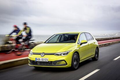 El compacto de Volkswagen es uno de los vehículos más populares en España y se ha asentado a caballo entre las marcas generalistas y las prémium. En 2020 ha presentado su octava generación, continuista en lo estético, ligeramente más grande, con una dotación tecnológica superior y una gama de mecánicas realmente amplia, que incluye desde opciones gasolina y diésel convencionales a otras con tecnología microhíbrida.