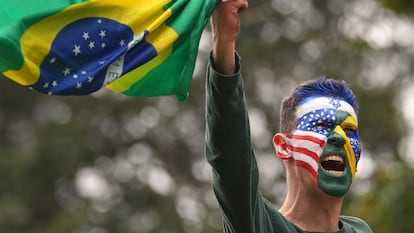 Un seguidor de Bolsonaro, con la cara pintada con las banderas de Brasil, EEUU e Israel, este domingo en la manifestación bolsonarista de São Paulo.