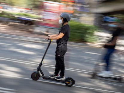 Usuarios de patinete en el paseo de Sant Joan de Barcelona, en una imagen de archivo.