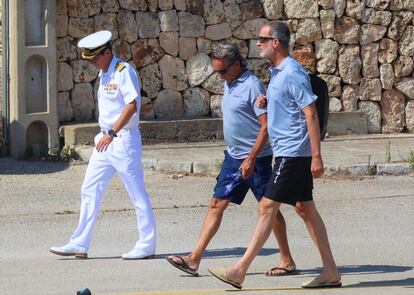 Felipe VI, acompañado del almirante Jaime Rodríguez Toures, este sábado antes de salir a navegar por la bahía de Palma.