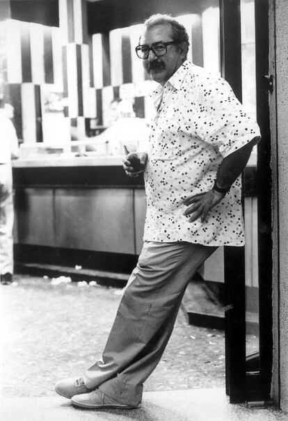El periodista Manuel Leguineche, en la puerta del bar Morales, uno de sus bares habituales en Chamberí (Madrid), en entrevista de la serie "Héroes de barrio / Chamberí", junio de 1990.