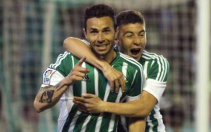 Rubén Castro celebra su gol abrazado por Portillo.