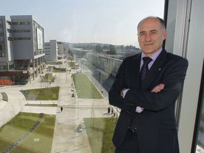 Iñaki Goirizelaia, en su despacho del Campus de Leioa.