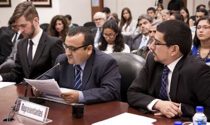 Charles Abbott, Milton Campos Castillo y Francisco Quintana, representantes de las v&iacute;ctimas.