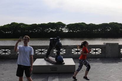 El monument a Messi destrossat per vàndals a Buenos Aires.