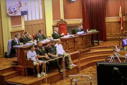 Los dos acusados por el asesinato de Valentín Moreno, en la primera sesión del juicio en la Audiencia de Barcelona.