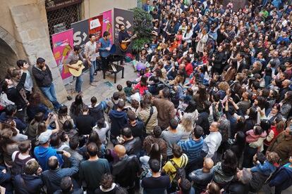 Els Amics de les Arts, durante su actuación sorpresa en Girona.