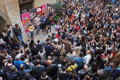 Els Amics dels Arts, durant la seva actuació sorpresa a Girona.