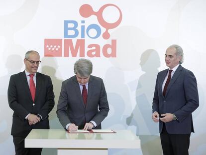 El presidente de la Comunidad de Madrid, Ángel Garrido, acompañado por los consejeros de Sanidad, Enrique Ruiz Escudero (derecha), y Educación e Investigación, Rafael van Grieken (izquierda), firman el convenio de Biomad este lunes. 
