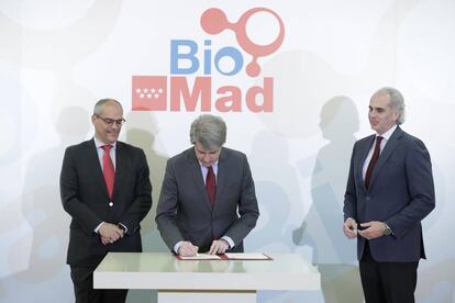 El presidente de la Comunidad de Madrid, Ángel Garrido, acompañado por los consejeros de Sanidad, Enrique Ruiz Escudero (derecha), y Educación e Investigación, Rafael van Grieken (izquierda), firman el convenio de Biomad este lunes.