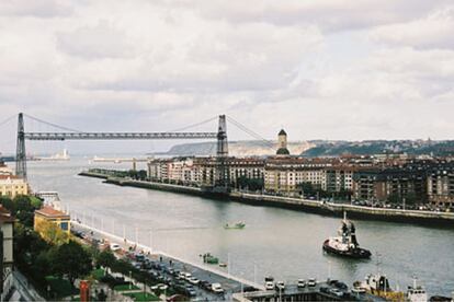 Más conocido como puente Colgante, es obra de Alberto de Palacio, fue inaugurado en 1893 y es el último puente que ve pasar las aguas de la ría antes de llegar al mar. Este original y emblemático transbordador, que une Portugalete y Las Arenas, fue la primera construcción de este tipo en todo el mundo. Es la única candidatura que ha presentado el Ministerio de Cultura en febrero de 2005 para su declaración como patrimonio de la humanidad en su vertiente de patrimonio industrial.