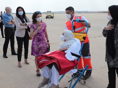 La ministra de Defensa, Margarita Robles, saluda a una mujer afgana evacuada a su llegada a la base de Torrejón de Ardoz, este miércoles.