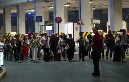Passatgers abandonen l’aeroport després de l’atac suïcida amb bomba.