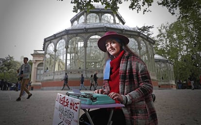 Nuria Herrera ante el Palacio de Cristal del Retiro, en Madrid.