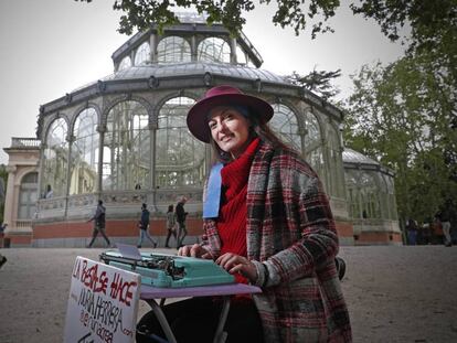 Nuria Herrera ante el Palacio de Cristal del Retiro, en Madrid.