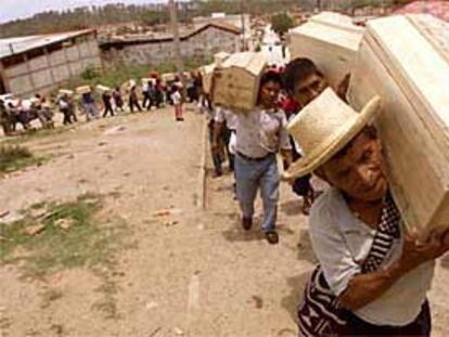 Los vecinos de Zacualpa portan los restos de las víctimas de la guerra civil.