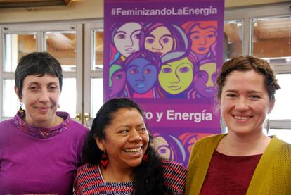 Marisa Castro, Ekologistak Martxab Bizkaia, Lolita Chávez, líder guatemalteca; y Alba del Campo, Mesa de Transición Energética de Cádiz durante la presentación del Encuentro de Mujeres sobre Género y Energía