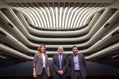 Jesús Iglesias, en el centro, flanqueado por la presidenta de la Fundación Les Arts, Susana Lloret, y el consejero Vicent Marzà.