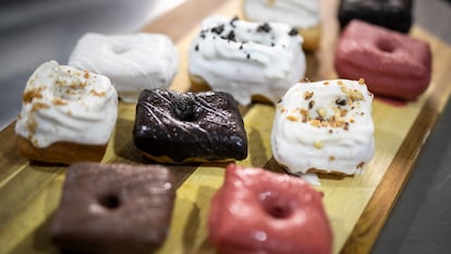 Así son los dulces de Cuvos, donuts cuadrados y veganos hechos en Barcelona.