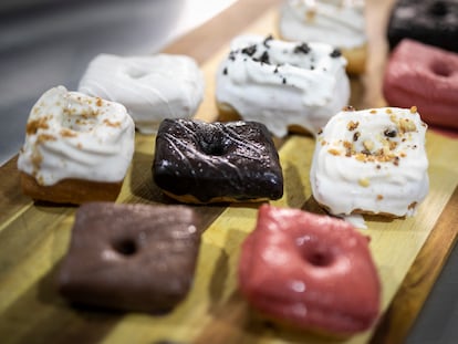 Así son los dulces de Cuvos, donuts cuadrados y veganos hechos en Barcelona.