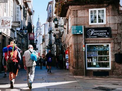 Dos turistas pasean por el centro histórico de Santiago de Compostela. 