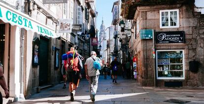 Dos turistas pasean por el centro histórico de Santiago de Compostela.