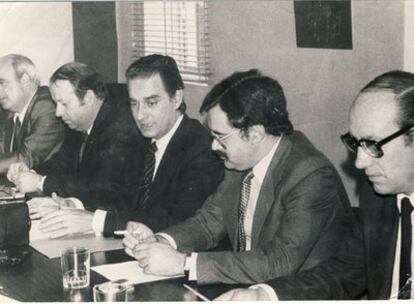 Reunión de UCD en 1979. De izquierda a derecha, Fernando Arenas, Julio Aguilar, Landelino Lavilla, entonces ministro de Justicia, Fernando Jurado (asesinado) y José Sabalete.