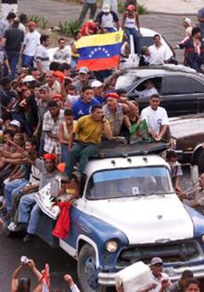 Partidarios de Hugo César Chávez se dirigen hacia el palacio de Miraflores.