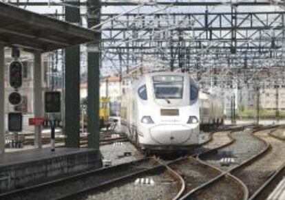 Llegada del primer tren Alvia a la estaci&oacute;n de Santiago de Compostela despu&eacute;s de la apertura al tr&aacute;fico tras el tr&aacute;gico descarrilamiento ocurrido el pasado 24 de julio. 