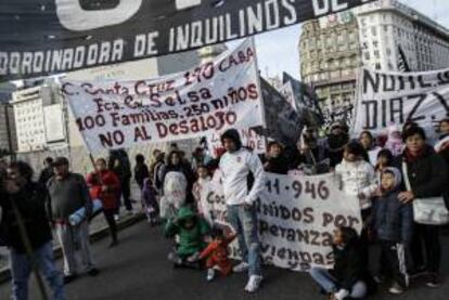 Alrededor de 200 personas se manifiestan hoy, martes 18 de junio de 2013, en el centro de Buenos Aires para reclamar soluciones a las personas que están en situación de emergencia habitacional y en contra de los desalojos de viviendas en el país sudamericano.