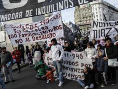 Alrededor de 200 personas se manifiestan hoy, martes 18 de junio de 2013, en el centro de Buenos Aires para reclamar soluciones a las personas que están en situación de emergencia habitacional y en contra de los desalojos de viviendas en el país sudamericano.