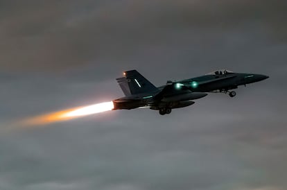 España comienza su primer despliegue de cazas F-18 en Islandia.